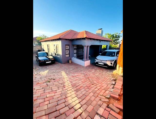 3 BEDROOM HOUSE FOR SALE IN COSMO CITY